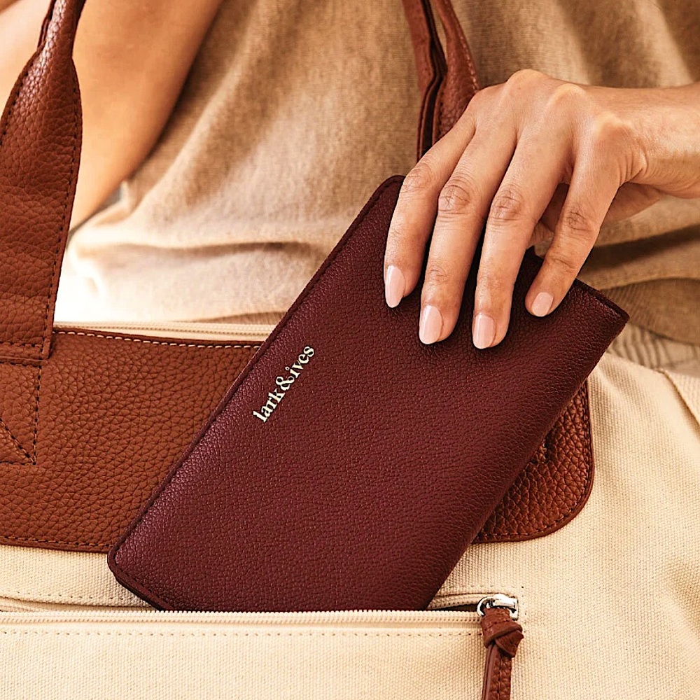 NWT* LARK & IVES
Continental Snap Wallet
